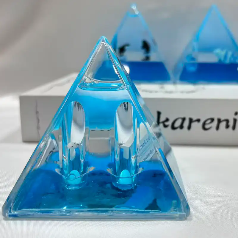 Como a decoração de mesa líquida Pyramid transforma seu espaço de trabalho?