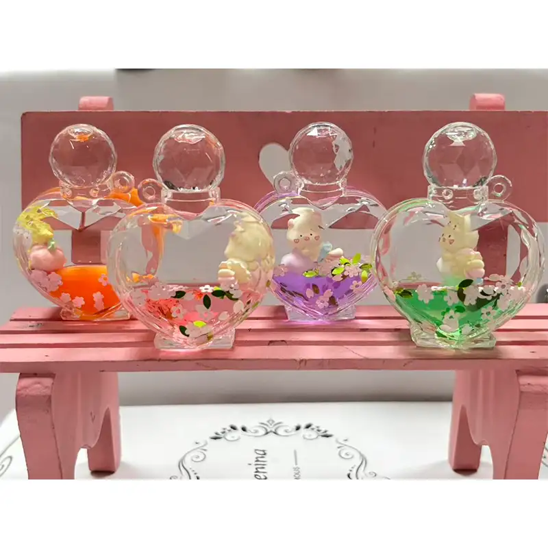 Chaveiro líquido com frasco de perfume em forma de coração